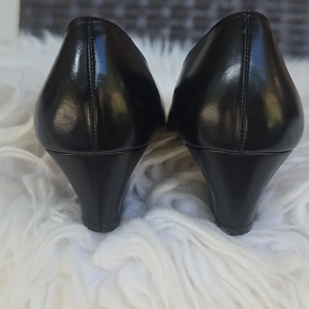 Vintage Salvatore Ferragamo Classic Black Leather Block Kitten Heels Pumps Sz.6